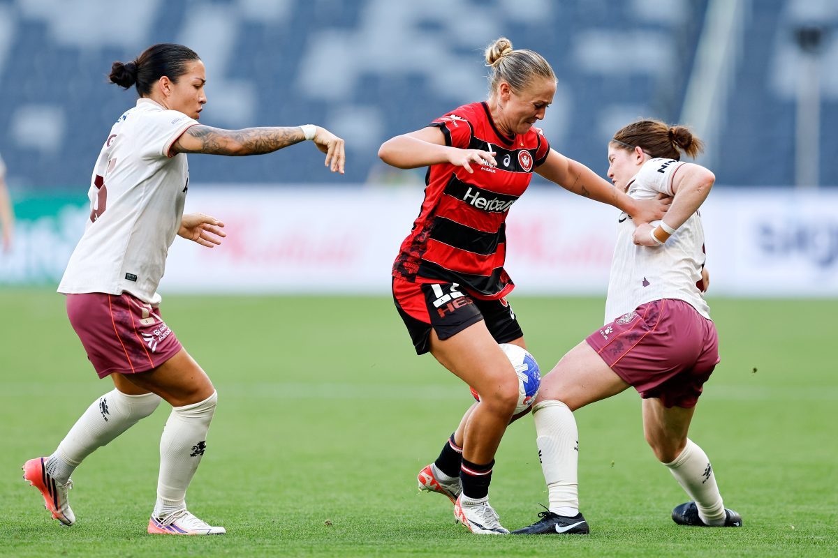 Brooke Miller of the Wanderers competes with Annabel Martin of the Roar at CommBank Stadium.